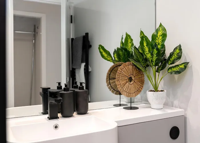 62 Park Street - Urban Апартаменти *